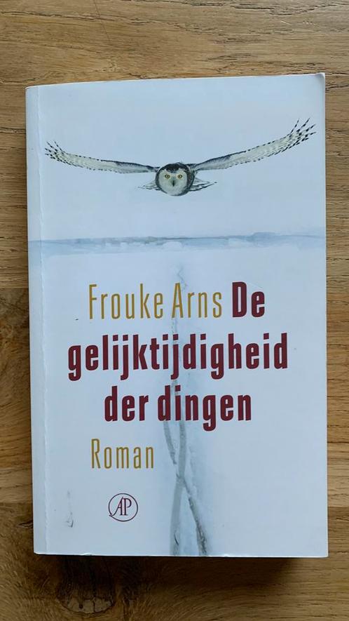 Frouke Arns - De gelijktijdigheid der dingen, Boeken, Literatuur, Zo goed als nieuw, Ophalen of Verzenden