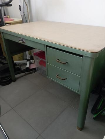 industriëele bureau  beschikbaar voor biedingen