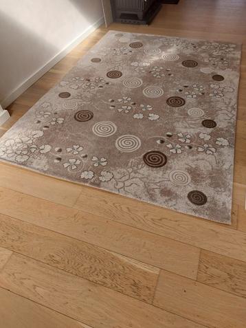 Professioneel gereinigd tapijt beschikbaar voor biedingen