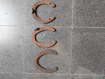 3 oude paarde hoefijzers. beschikbaar voor biedingen