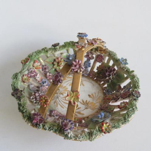 Italiaans porseleinen bloemenschaaltje mandje genummerd, Antiek en Kunst, Curiosa en Brocante, Ophalen of Verzenden