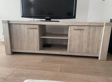 Tv-meubel - eettafel en 4 stoelen te koop beschikbaar voor biedingen