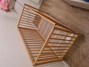 MOET WEG! babybedje met matras, dekbed en overtrekken beschikbaar voor biedingen