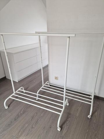 2 kledingrekken beschikbaar voor biedingen