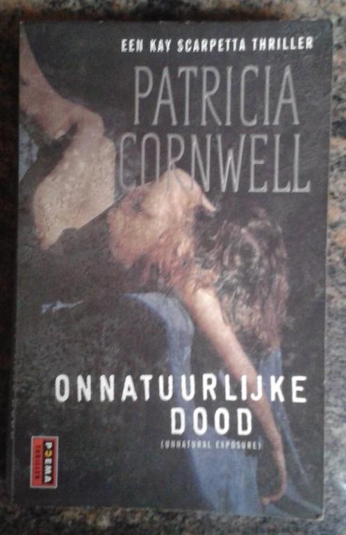 Boek - Patricia Cornwell - Onnatuurlijke Dood - Thriller, Livres, Thrillers, Comme neuf, Amérique, Enlèvement ou Envoi
