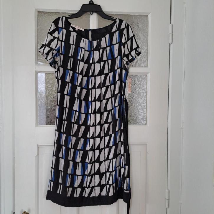 vrolijk jurkje met geometrische print, Kleding | Dames, Jurken, Zo goed als nieuw, Maat 38/40 (M), Overige kleuren, Knielengte