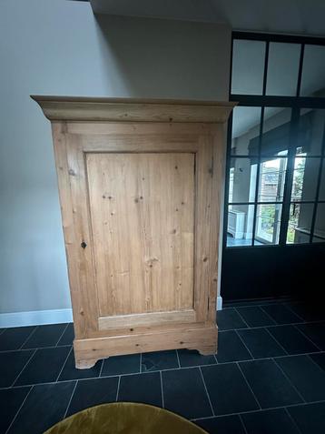 Pitch Pine kast beschikbaar voor biedingen