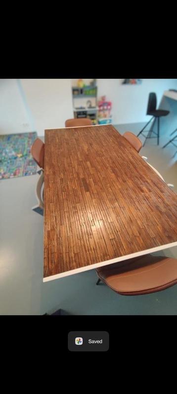 Tafel beschikbaar voor biedingen