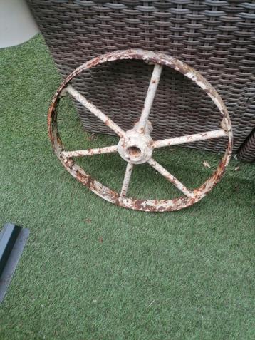 Roue métallique vintage  beschikbaar voor biedingen