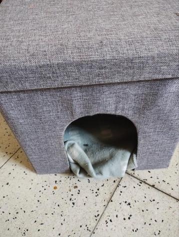 Kattenhuisje met accessoires  beschikbaar voor biedingen