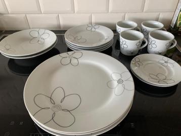 15-delig servies met bloemenmotief - nieuwstaat  beschikbaar voor biedingen