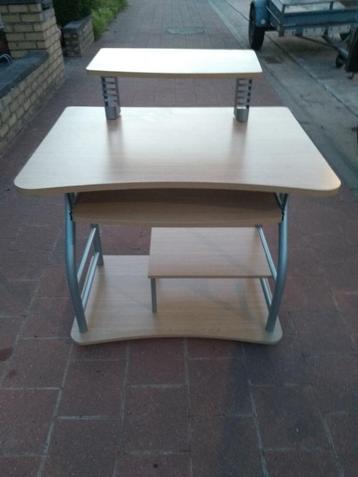 computertafel beschikbaar voor biedingen