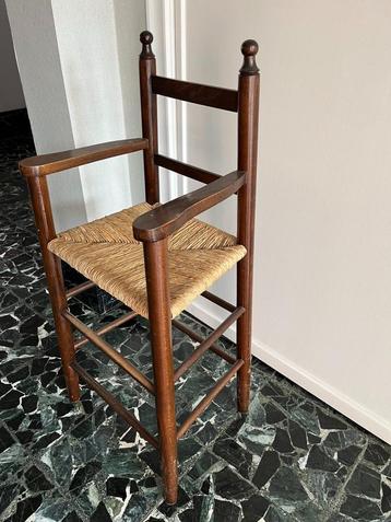 Houten kinderstoel beschikbaar voor biedingen