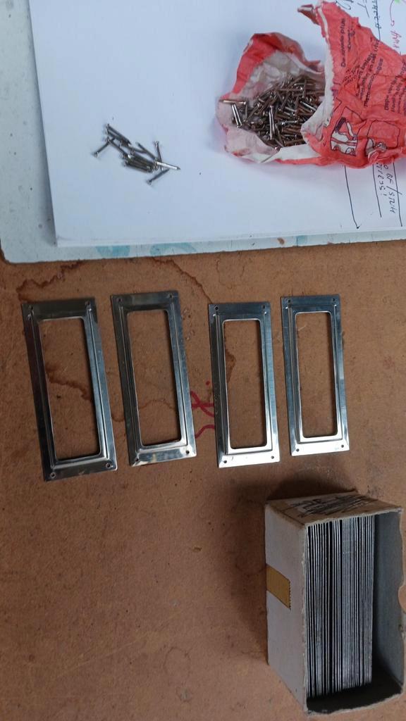 ETIKET HOUDER METAAL VERNIKKELD, Antiek en Kunst, Curiosa en Brocante, Ophalen