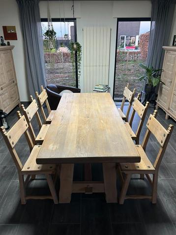 Eiken tafel en stoelen beschikbaar voor biedingen