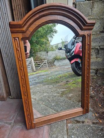 spiegel met mooie houten kader .  beschikbaar voor biedingen