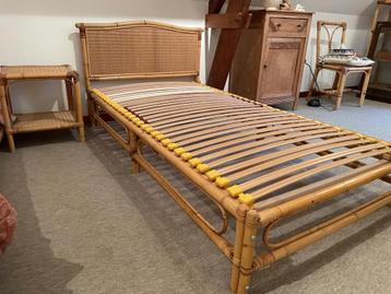 slaapkamer met 2 bedden, nachtkastje en open rek in bamboe beschikbaar voor biedingen