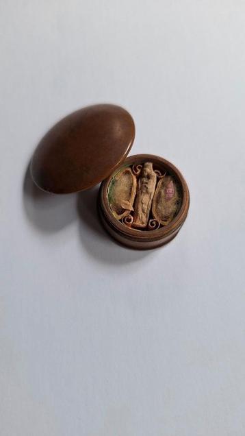 Relikwie in rond houten doosje met schroefsluiting beschikbaar voor biedingen