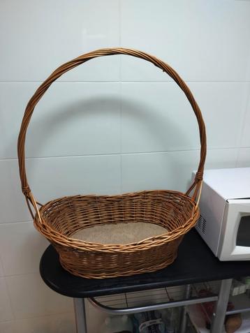 Heel grote rieten mand  beschikbaar voor biedingen
