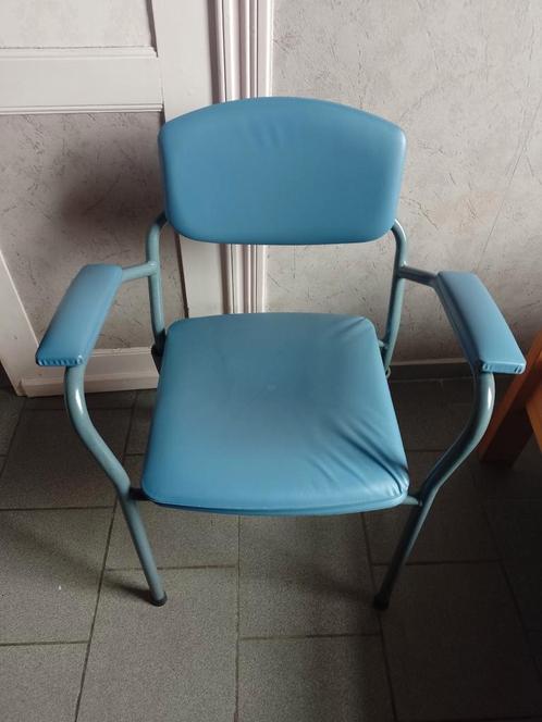 Te koop doorboorde stoel in bijna nieuwstaat, Diversen, Verpleegmiddelen, Zo goed als nieuw, Ophalen