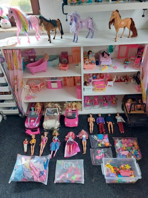 Groot lot barbie met kast, Kinderen en Baby's, Speelgoed | Poppenhuizen, Zo goed als nieuw, Accessoires, Ophalen