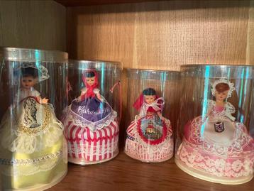 Collectie vintage popjes in klederdracht beschikbaar voor biedingen