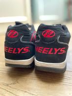 Chaussures à roues HEELYS - 39 / 2 PAIRES: blanche & rouge, Sports & Fitness, Patins à roulettes alignées, Comme neuf, Autres marques