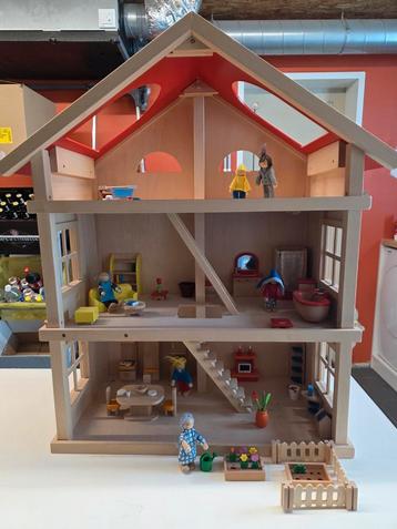Houten poppenhuis 3 verdiepingen met inrichting beschikbaar voor biedingen