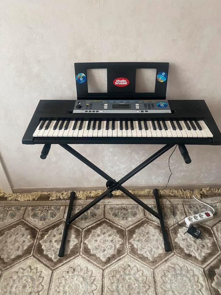 Piano Yamaha avec support, Musique & Instruments, Pianos, Comme neuf, Piano, Noir, Enlèvement