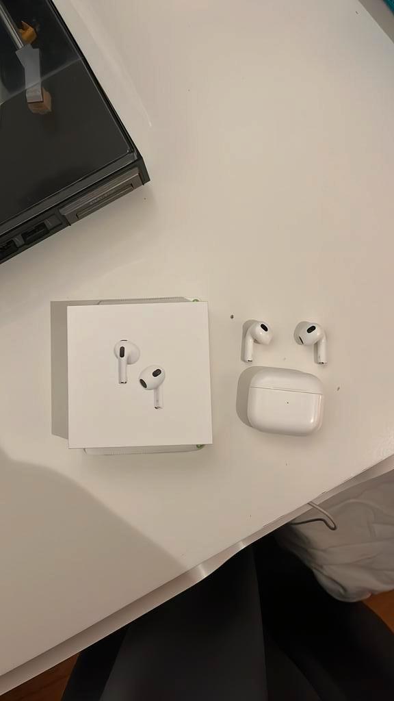 Airpods 3e generatie lightning oplaadcase, Telecommunicatie, Mobiele telefoons | Oordopjes, Zo goed als nieuw, Ophalen