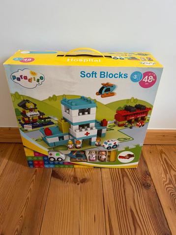 Bouwblokken met noppen, zoals Duplo beschikbaar voor biedingen