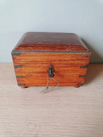 Ancienne boîte en bois avec flacons de parfum