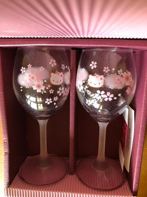 Hello Kitty Sanrio Cherry Blossom Wijnglazen Mintinbox 2003, Verzamelen, Poppetjes en Figuurtjes, Ophalen of Verzenden