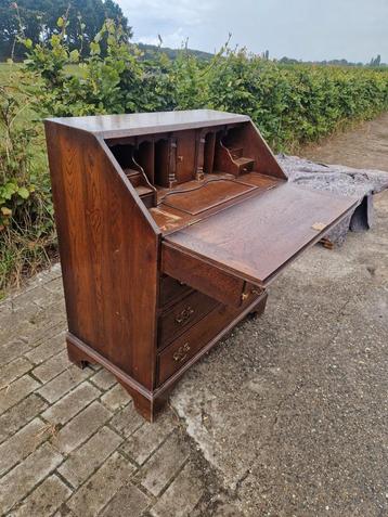Leuke secretaire beschikbaar voor biedingen