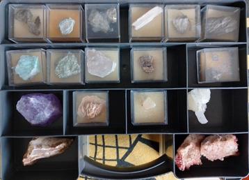 collection de cours de cristal avec pierres et cristaux 