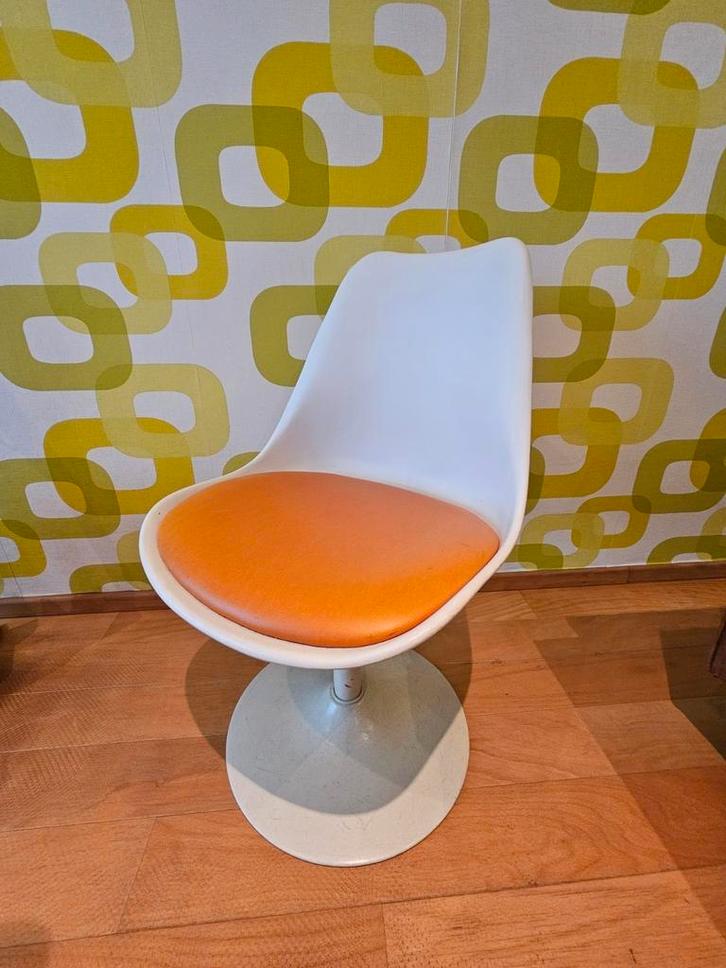 Retro stoel met tulip voet. Wit oranje., Huis en Inrichting, Stoelen, Zo goed als nieuw, Wit, Ophalen