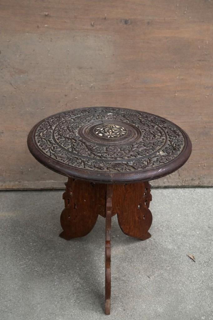 Table d'appoint ronde en bois sculpté — Style oriental, Maison & Meubles, Tables | Tables d'appoint, Comme neuf, Rond, Moins de 45 cm