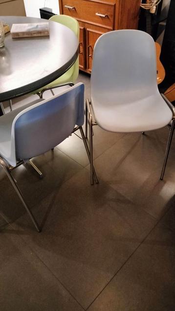 Leuke pastel kleurige Stapelstoelen  beschikbaar voor biedingen