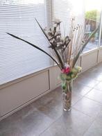 Vase en verre avec fleurs décoratives, Maison & Meubles, Accessoires pour la Maison | Plantes & Fleurs artificielles, Comme neuf