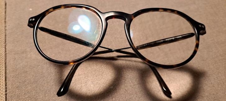 Mooie  ARMANI MONTUUR ,glazen voor ver .verduisterend, Handtassen en Accessoires, Zonnebrillen en Brillen | Dames, Zo goed als nieuw