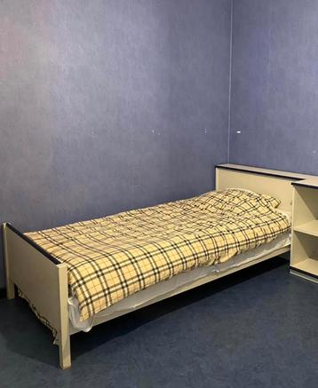 Bed met lattebodem + matras beschikbaar voor biedingen