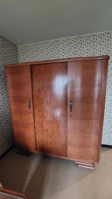 Slaapkamer gebombeerde deuren beschikbaar voor biedingen