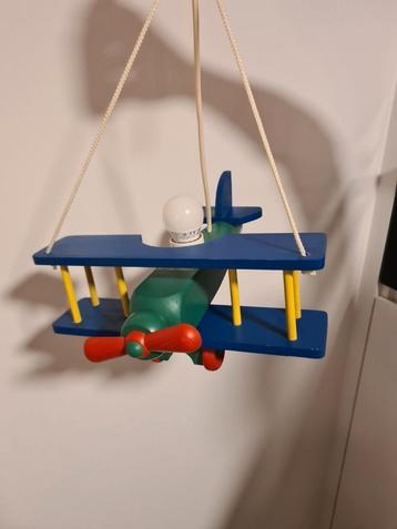 Houten hanglamp in de vorm van een vliegtuigje. beschikbaar voor biedingen