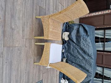 3 gevlochten stoelen in kunststof met bijbehorende witte zit beschikbaar voor biedingen