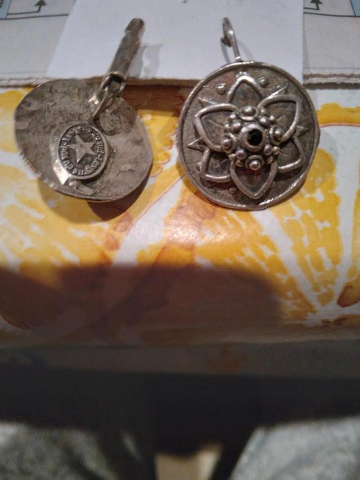 Oude oorbellen, Bijoux, Sacs & Beauté, Boucles d'oreilles, Utilisé, Noir, Enlèvement ou Envoi