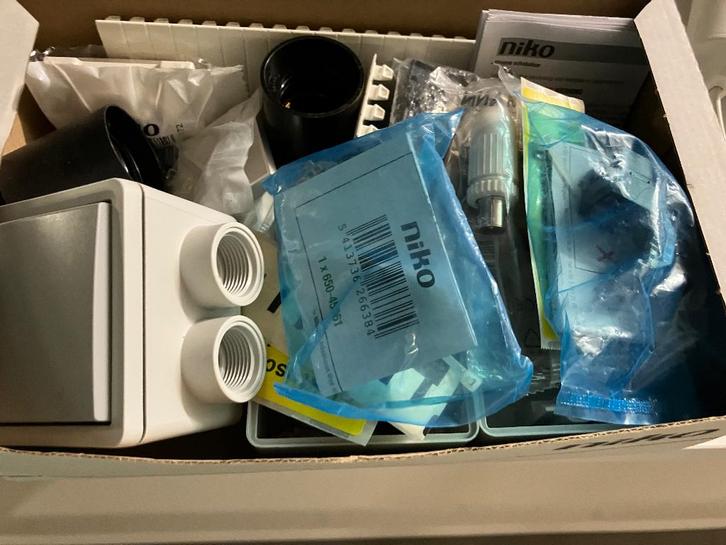 Allerhande elektrisch materiaal Niko nieuw, Bricolage & Construction, Électricité & Câbles, Neuf, Enlèvement