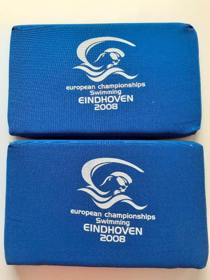 2 stoelkussentjes EK Zwemmen Eindhoven 2008, Verzamelen, Sportartikelen en Voetbal, Gebruikt, Overige typen, Ophalen of Verzenden