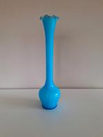 Vintage blauwe opaline vaas., Maison & Meubles, Accessoires pour la Maison | Vases, Comme neuf, Bleu, Autres matériaux, Moins de 50 cm