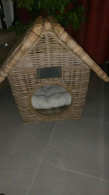 Rotan huis voor huisdieren beschikbaar voor biedingen