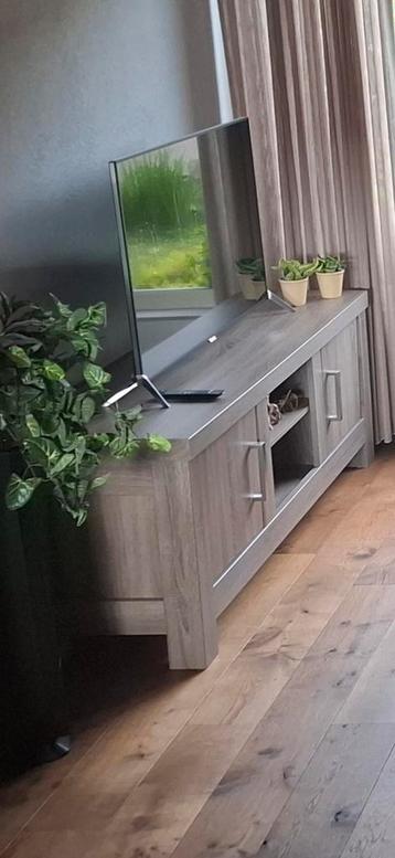 Mooi tv meubel / tv kast  beschikbaar voor biedingen